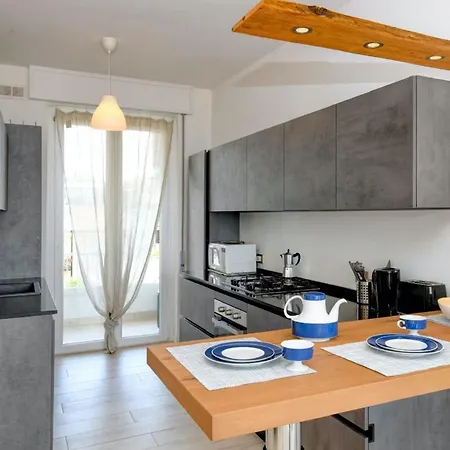 Immaculate 2-bed In * Desenzano del Garda