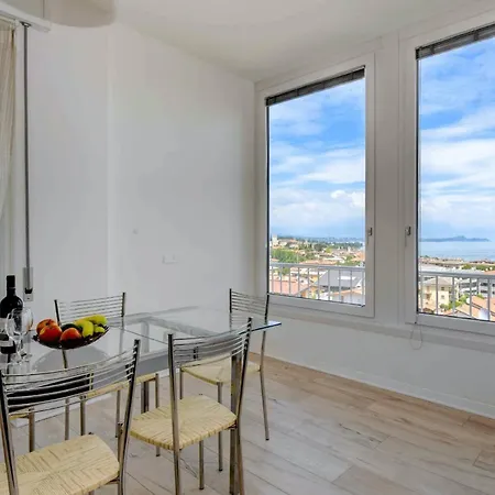 Immaculate 2-bed In Apartment *