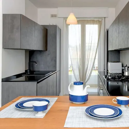 Immaculate 2-bed In * Дезенцано-дель-Гарда