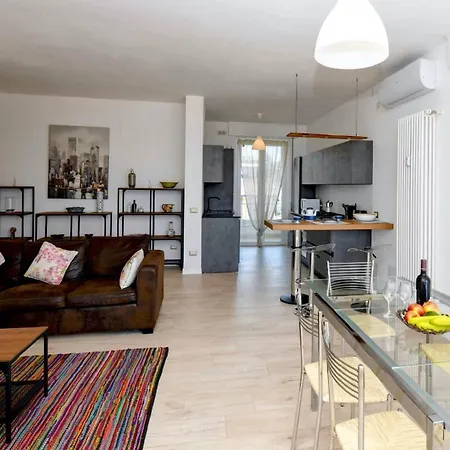 Immaculate 2-bed In * Дезенцано-дель-Гарда